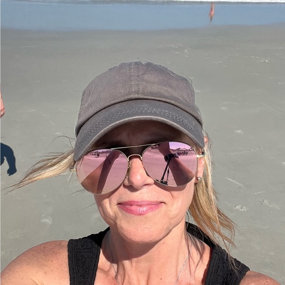 LIVE & SHARE w/Leah @hhichik - Picture 2 of 8